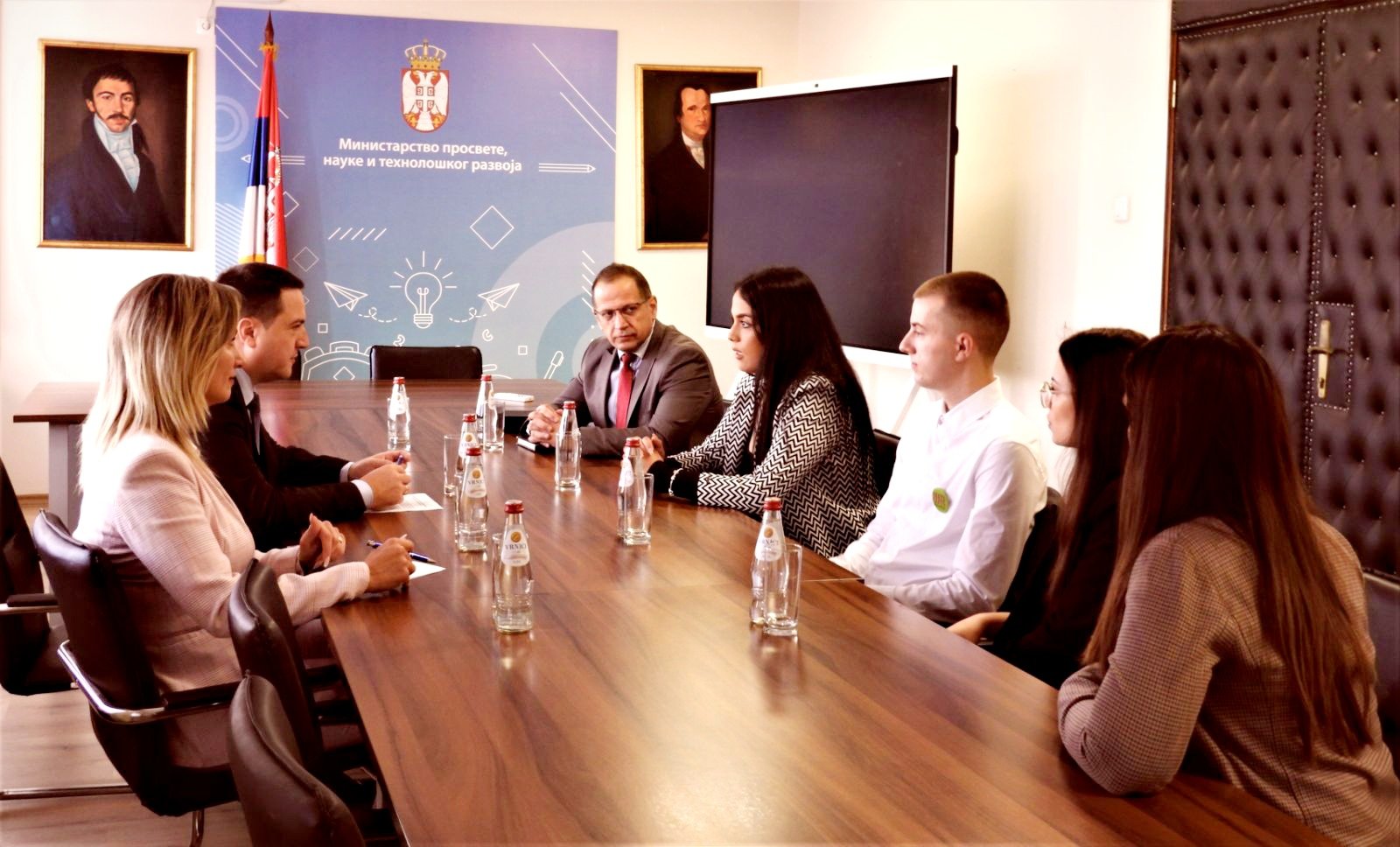 Ружић са победницима такмичења Екотрофелија - Министарство просвете ...
