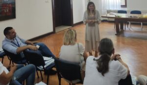 Државна секретарка Весна Недељковић  са директорима крагујевачких основних школа